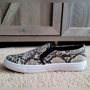 Qupid Snakeskin Slip Ons Size 8